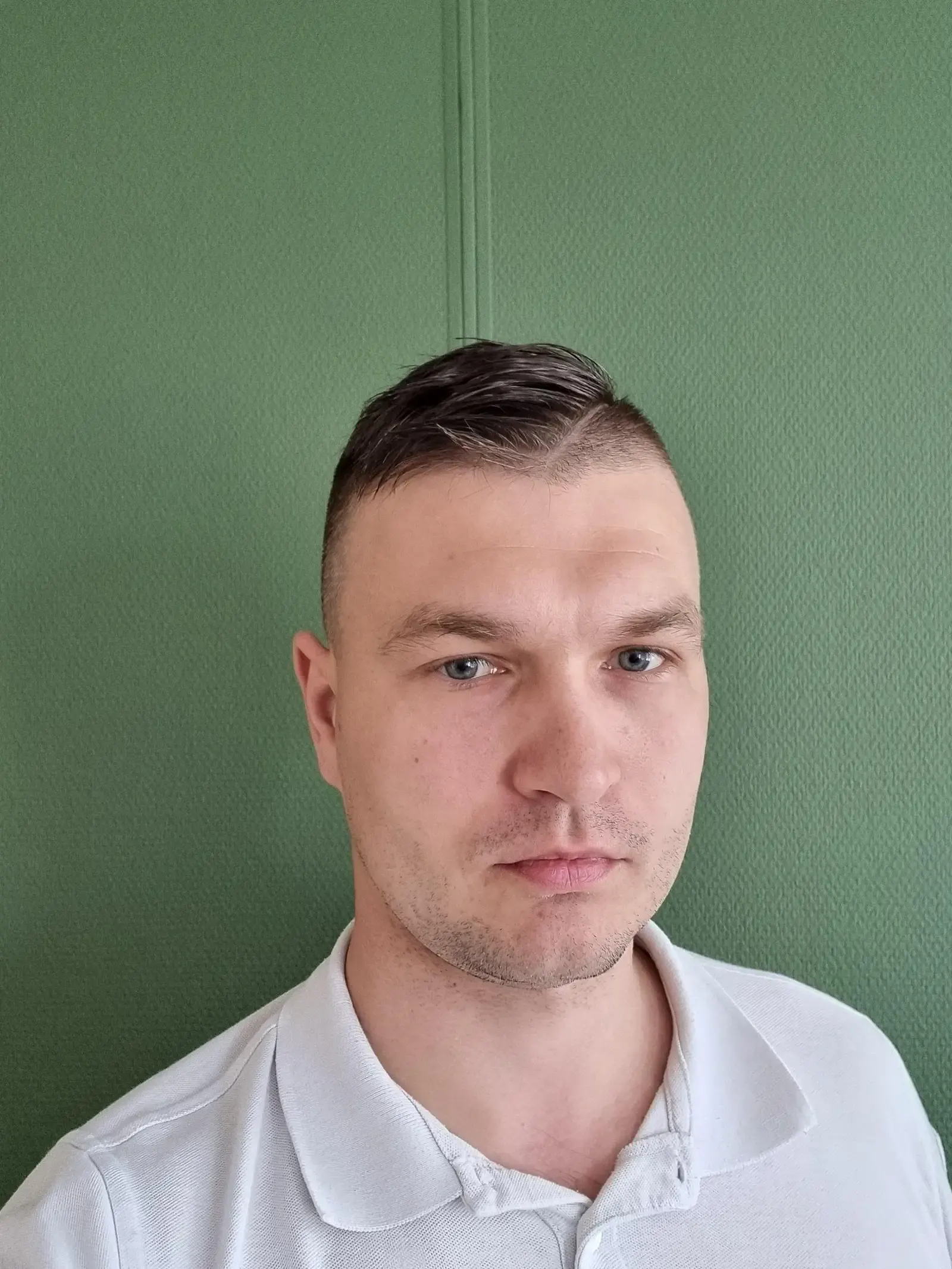 Pågående kakelsättning vid fönster med verktyg och material på golvet.